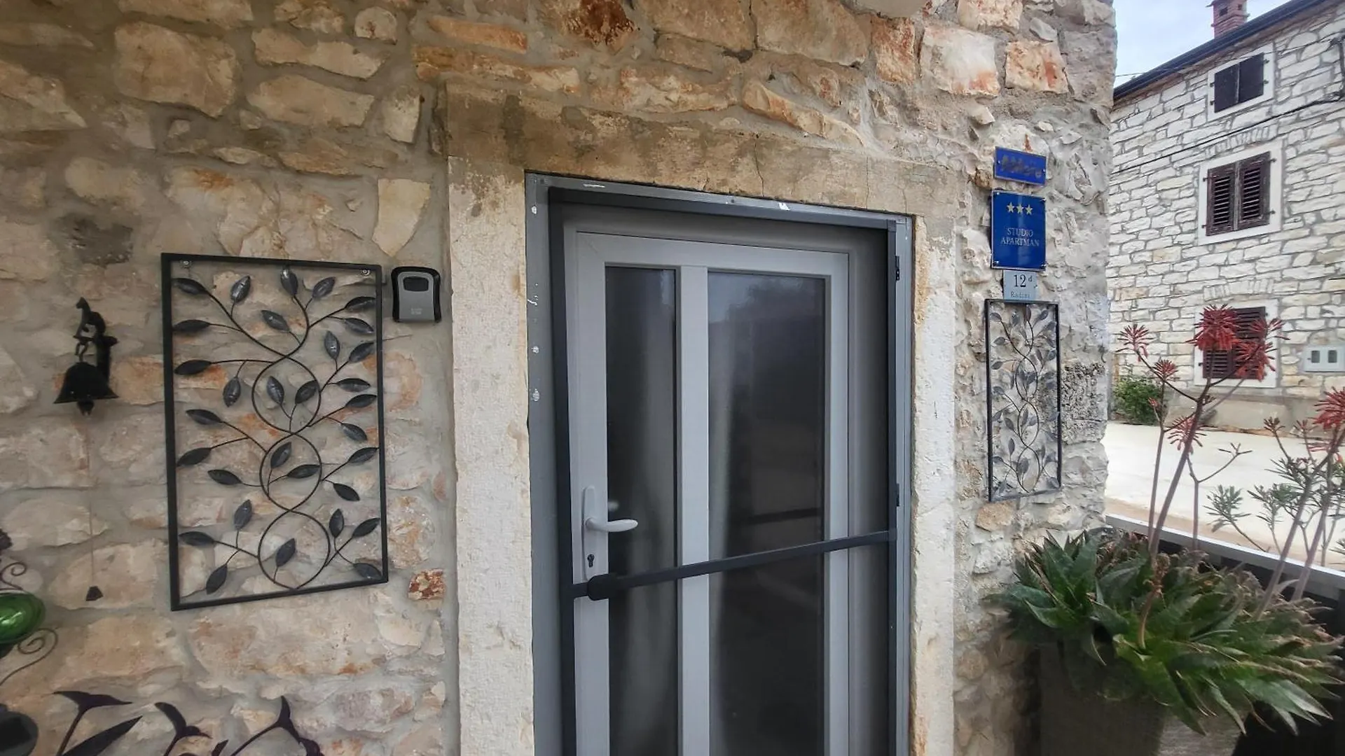 Villa Amore Radini Istrian Antique Studio With Private Parking And Terrace Brtonigla Apartmán